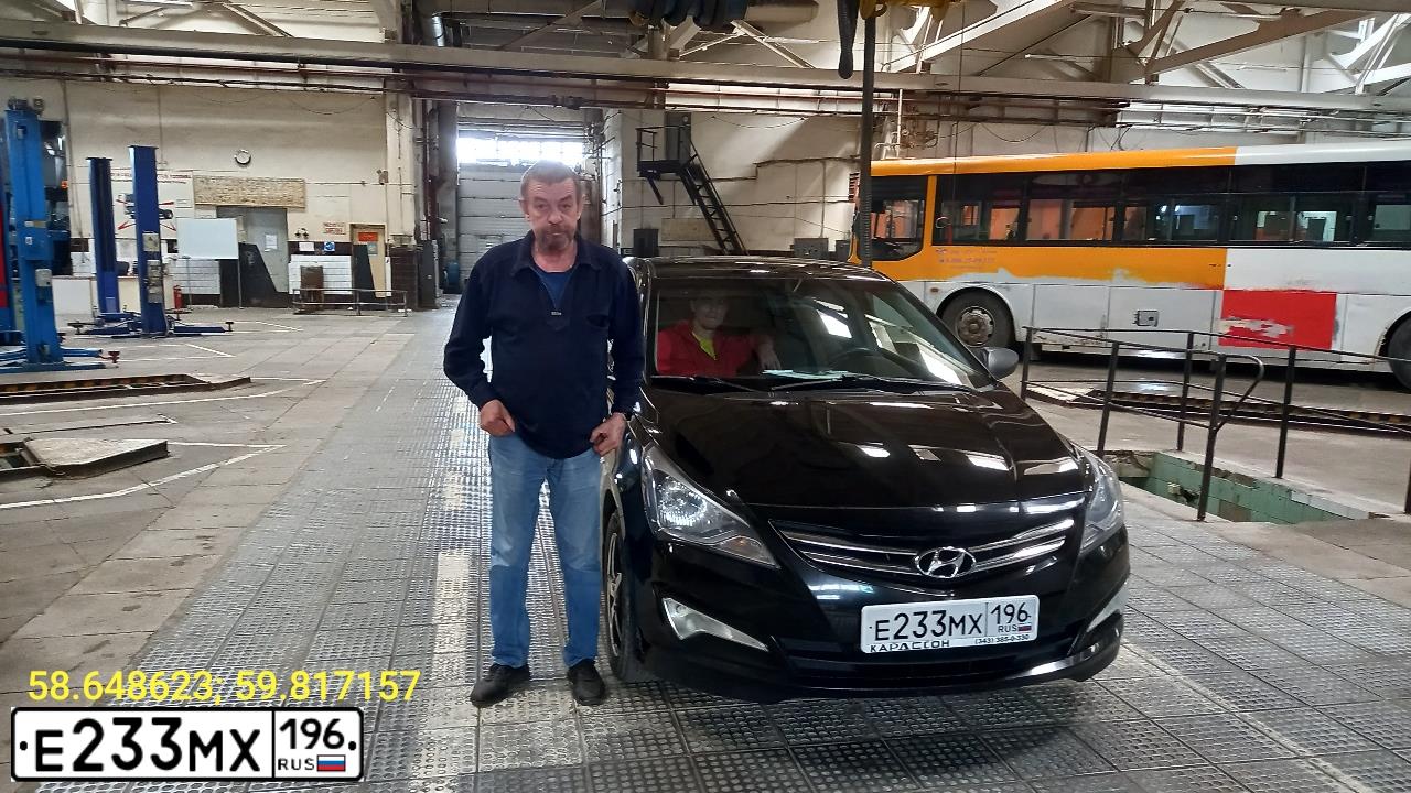 Фото автомобиля HYUNDAI SOLARIS, 2016 — госномер Е233МХ196. Цвет: ЧЕРНЫЙ