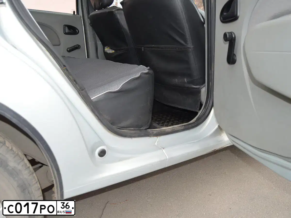 Фото автомобиля RENAULT LOGAN, 2008 — госномер Н666ОР36. Цвет: Серый