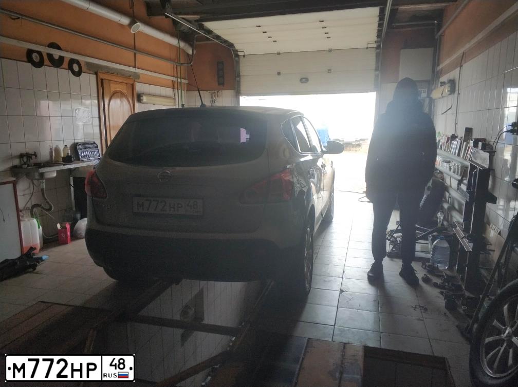Фото автомобиля NISSAN QASHQAI, 2009 — госномер М772НР48. Цвет: СЕРЕБРИСТЫЙ