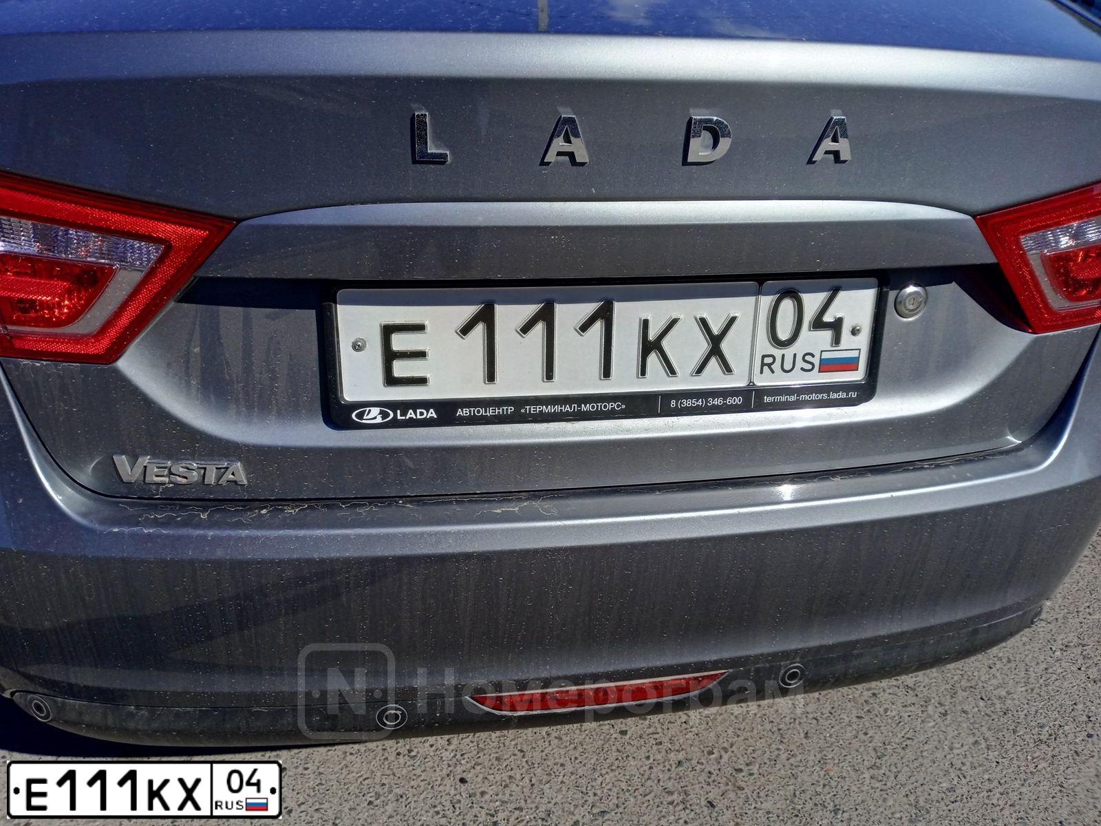 Фото автомобиля MITSUBISHI LANCER, 2010 — госномер Е111КХ04. Цвет: ЧЕРНЫЙ
