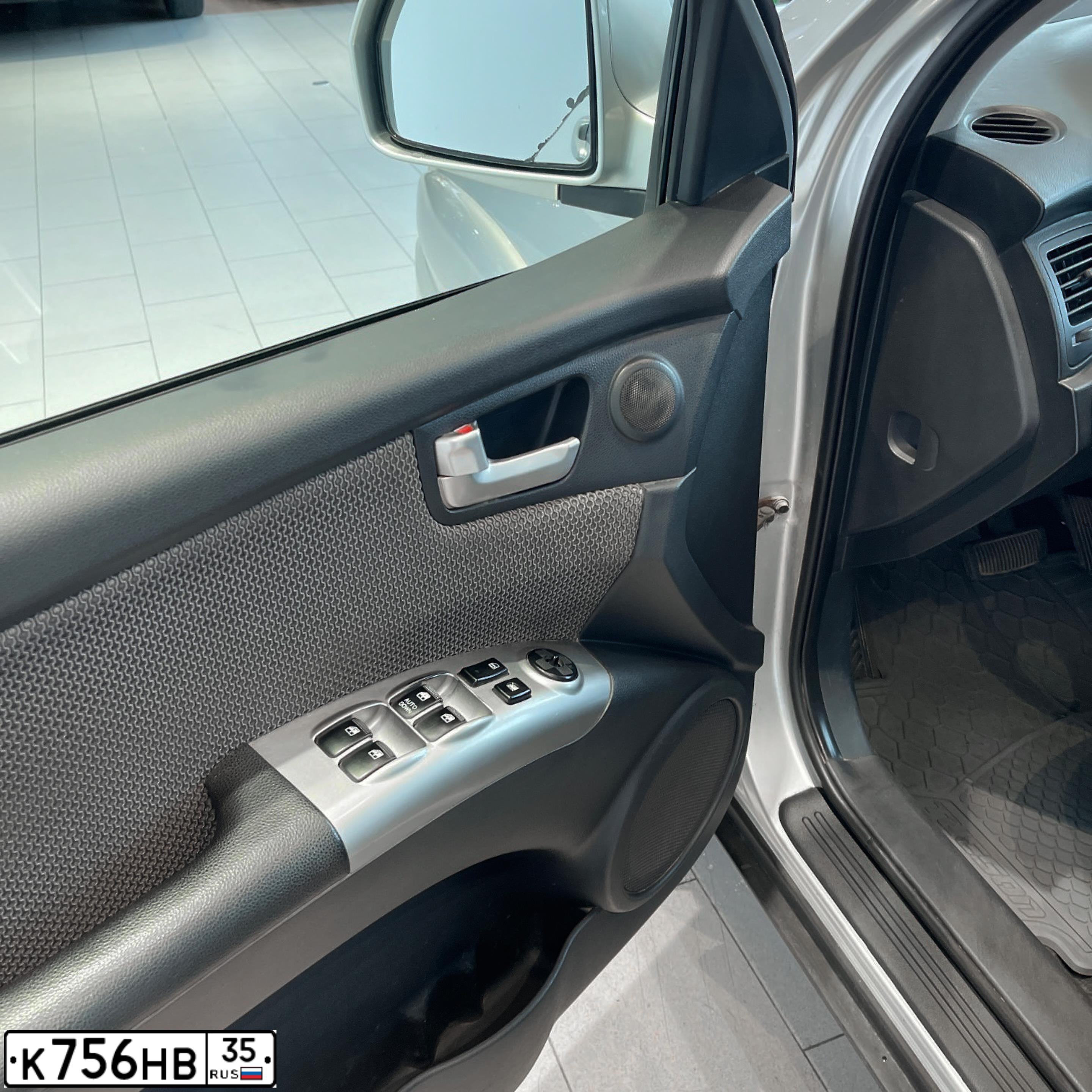 Фото автомобиля KIA SPORTAGE, 2009 — госномер М929СС116. Цвет: ПЕРЛАМ.-СЕРЕБРИСТЫЙ