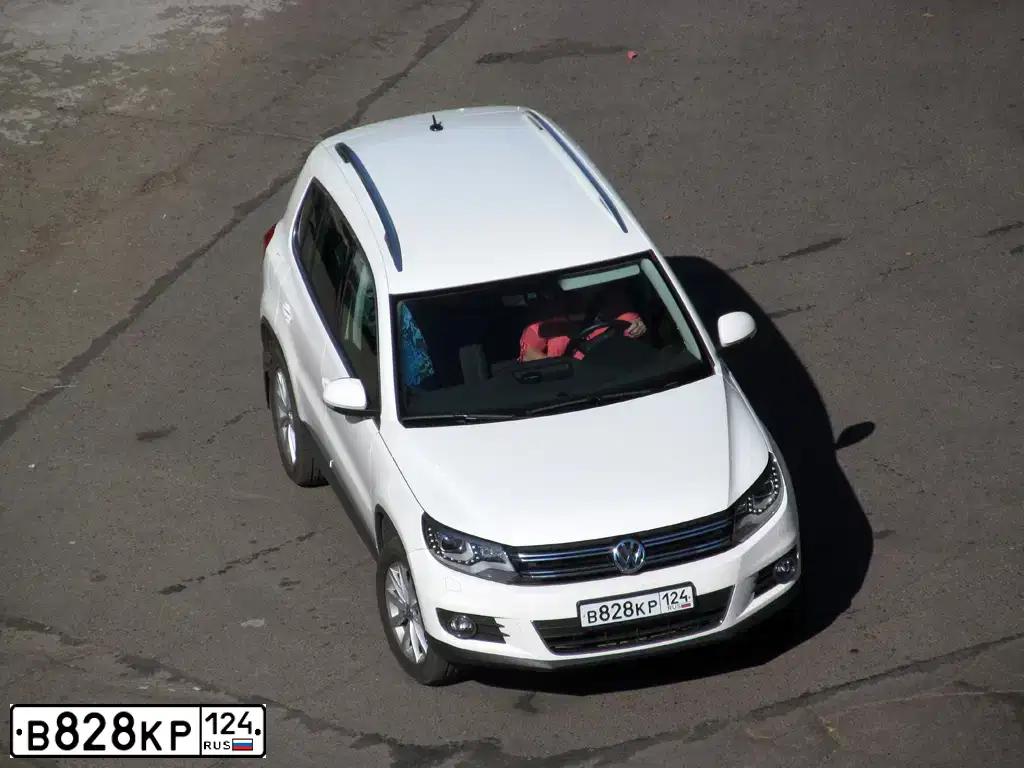 Фото автомобиля VOLKSWAGEN TIGUAN, 2012 — госномер В828КР124. Цвет: БЕЛЫЙ