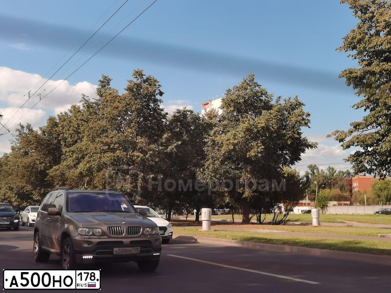 Фото автомобиля BMW X5, 2005 — госномер О215УО32. Цвет: БЕЖЕВЫЙ