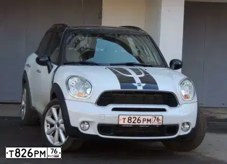 Фото автомобиля MINI МИНИ КУПЕР S КАНТРИМЭН ALL4, 2010 — госномер Т826РМ76. Цвет: Белый