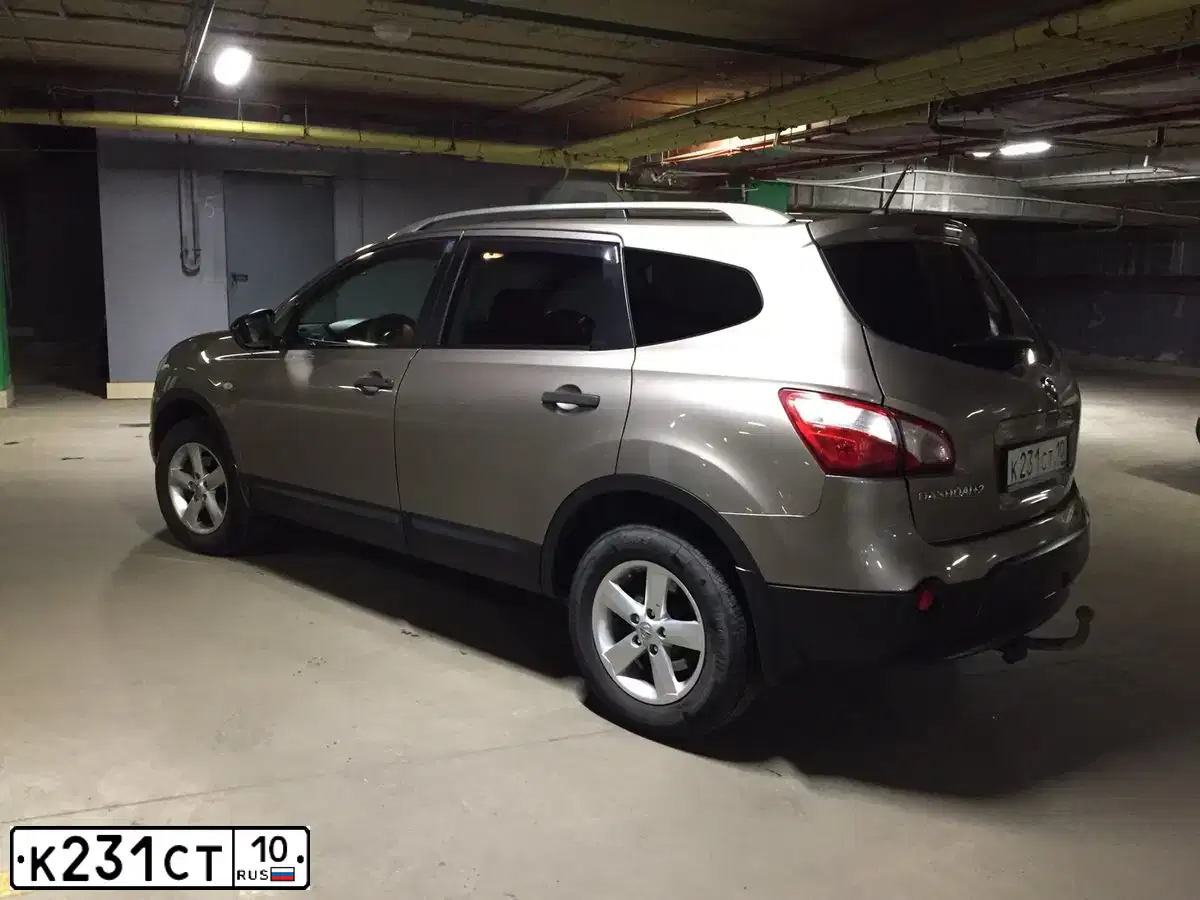 Фото автомобиля NISSAN QASHQAI, 2010 — госномер Н698РО10. Цвет: СВЕТЛО-КОРИЧНЕВЫЙ