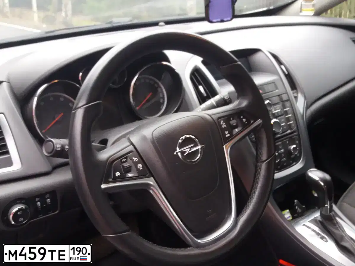 Фото автомобиля OPEL ASTRA, 2012 — госномер У189ХТ750. Цвет: Белый