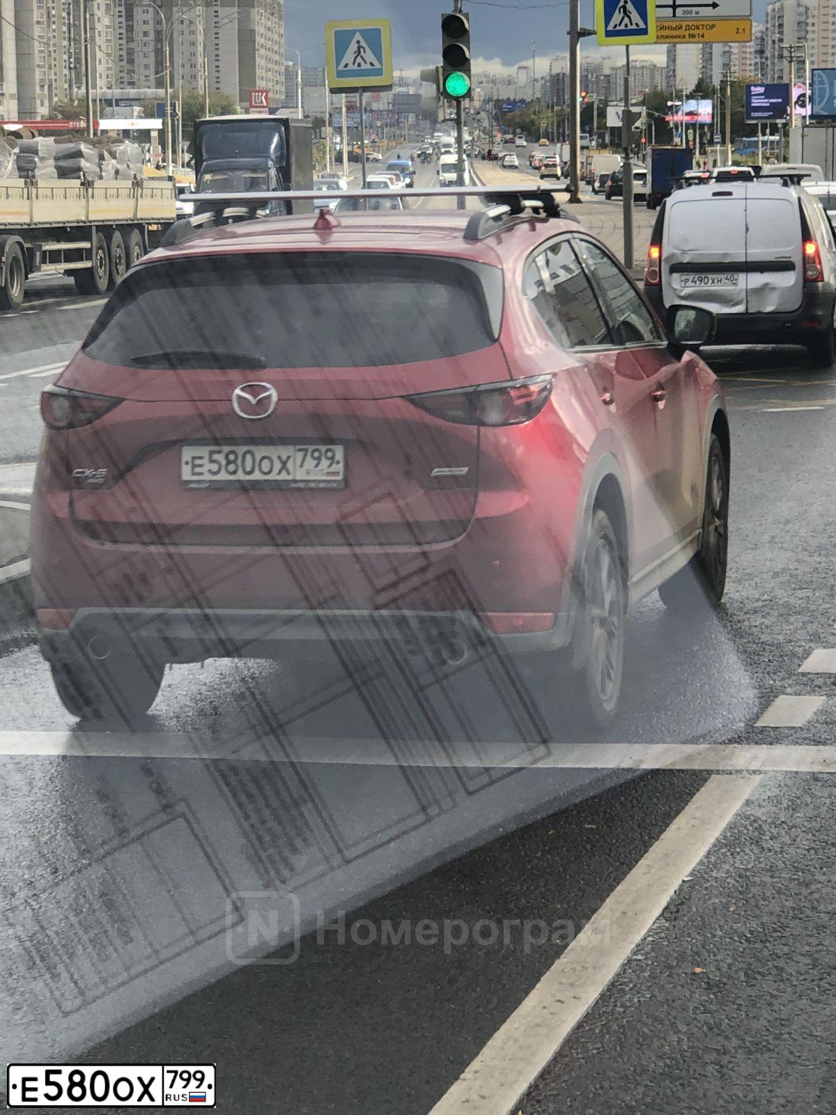 Фото автомобиля MAZDA CX-5, 2019 — госномер Е580ОХ799. Цвет: КРАСНЫЙ