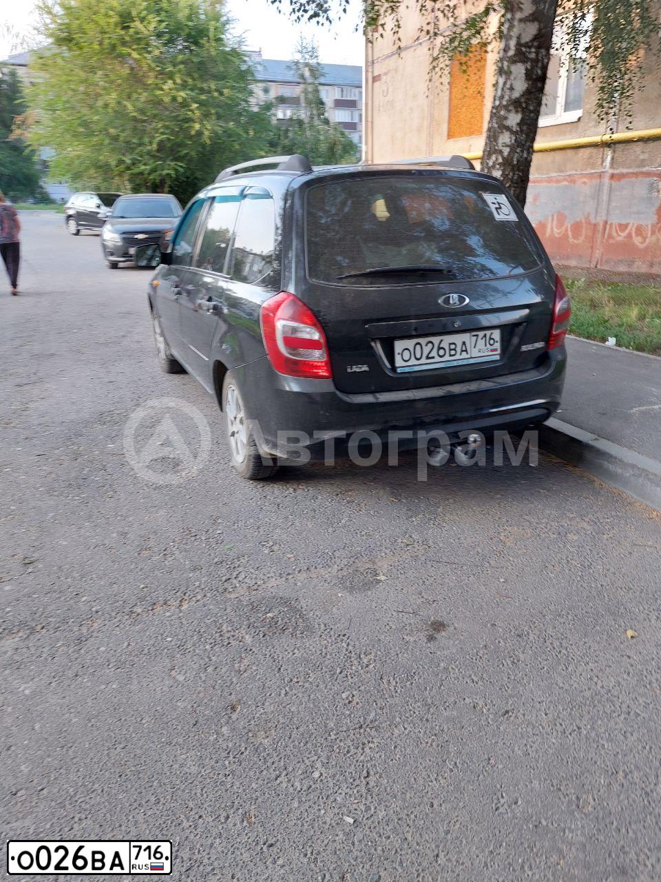 Фото автомобиля LADA 2194 KALINA, 2014 — госномер У004ВК116. Цвет: Сине-Черный