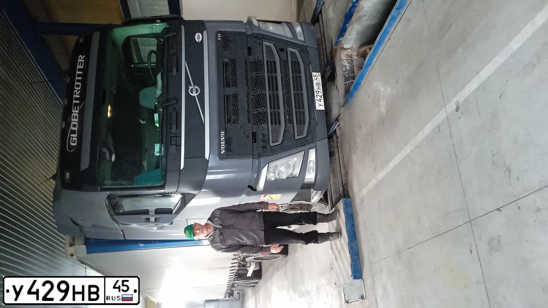 Фото автомобиля VOLVO SERIE FH /4X2/, 2014 — госномер У429НВ45. Цвет: Серый