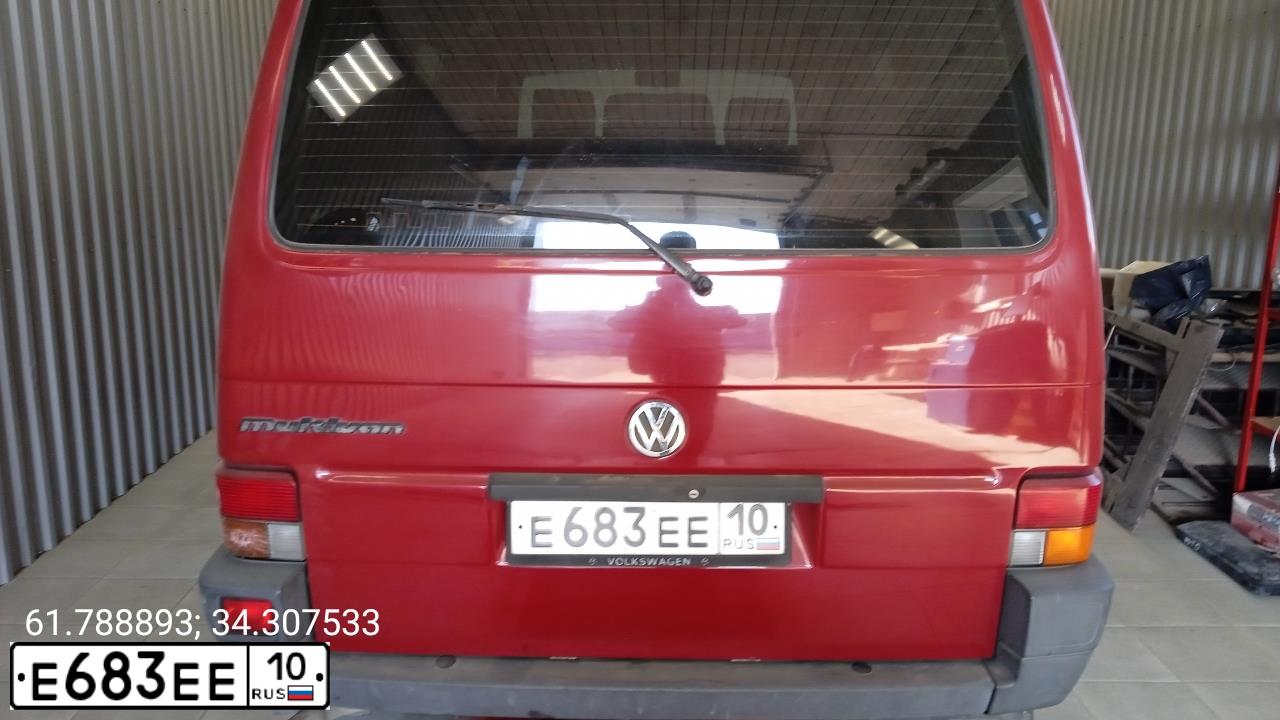 Фото автомобиля VOLKSWAGEN TRANSPORTER, 1996 — госномер Е683ЕЕ10. Цвет: ВИШНЕВЫЙ