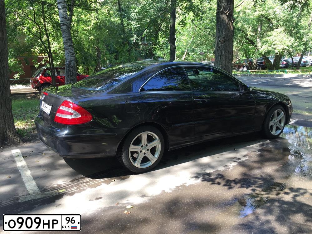 Фото автомобиля MERCEDES CLK-KLASSE, 2003 — госномер О909НР96. Цвет: ЧЕРНЫЙ