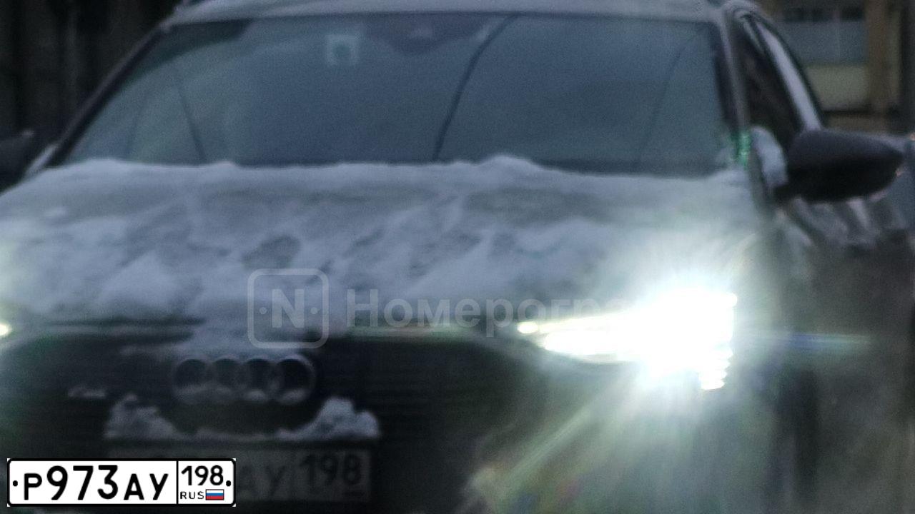 Фото автомобиля AUDI E-TRON, 2021 — госномер Р973АУ198. Цвет: БЕЖЕВЫЙ