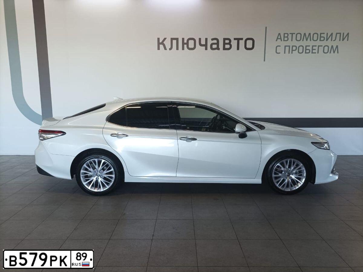 Фото автомобиля TOYOTA CAMRY, 2019 — госномер В579РК89. Цвет: Белый