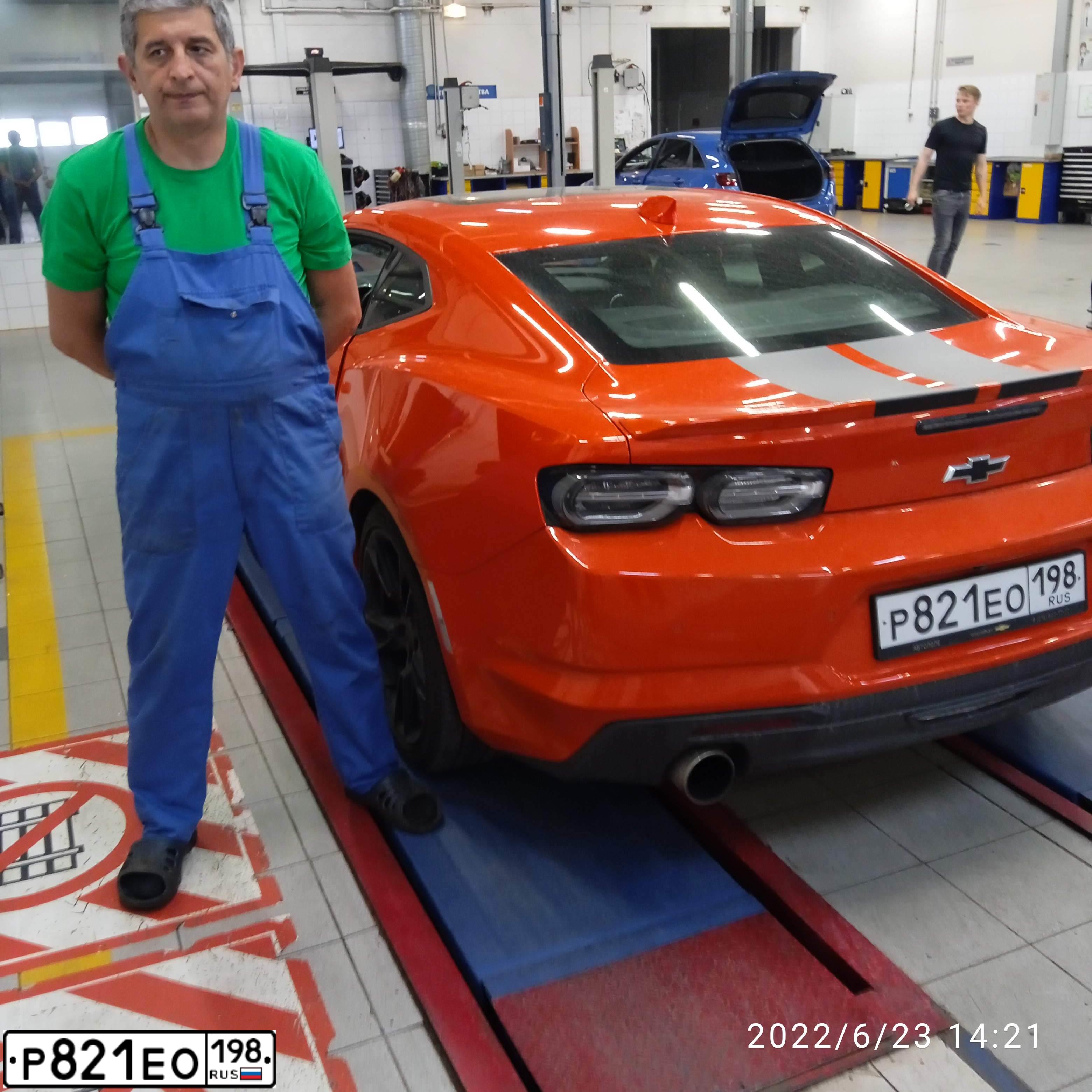 Фото автомобиля CHEVROLET CAMARO, 2018 — госномер У058УО72. Цвет: Оранжевый