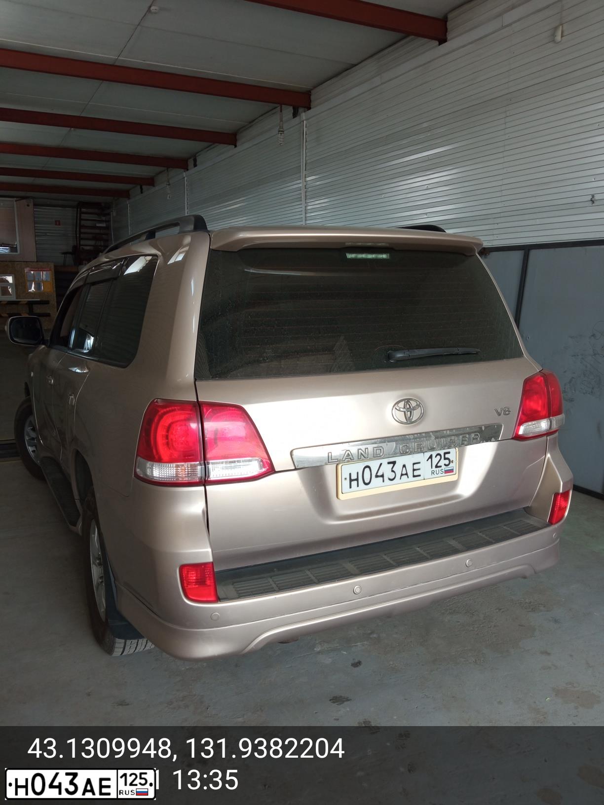 Фото автомобиля TOYOTA LANDCRUISER 200, 2008 — госномер Н043АЕ125. Цвет: ЖЕЛТЫЙ