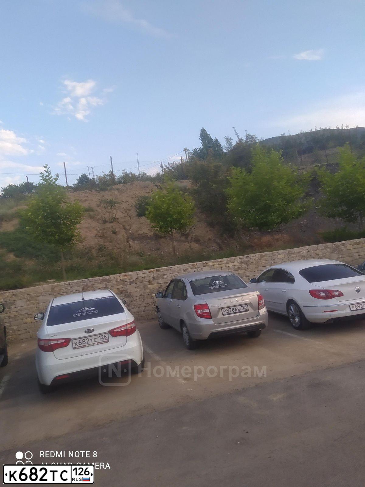 Фото автомобиля KIA RIO, 2014 — госномер К682ТС126. Цвет: Белый