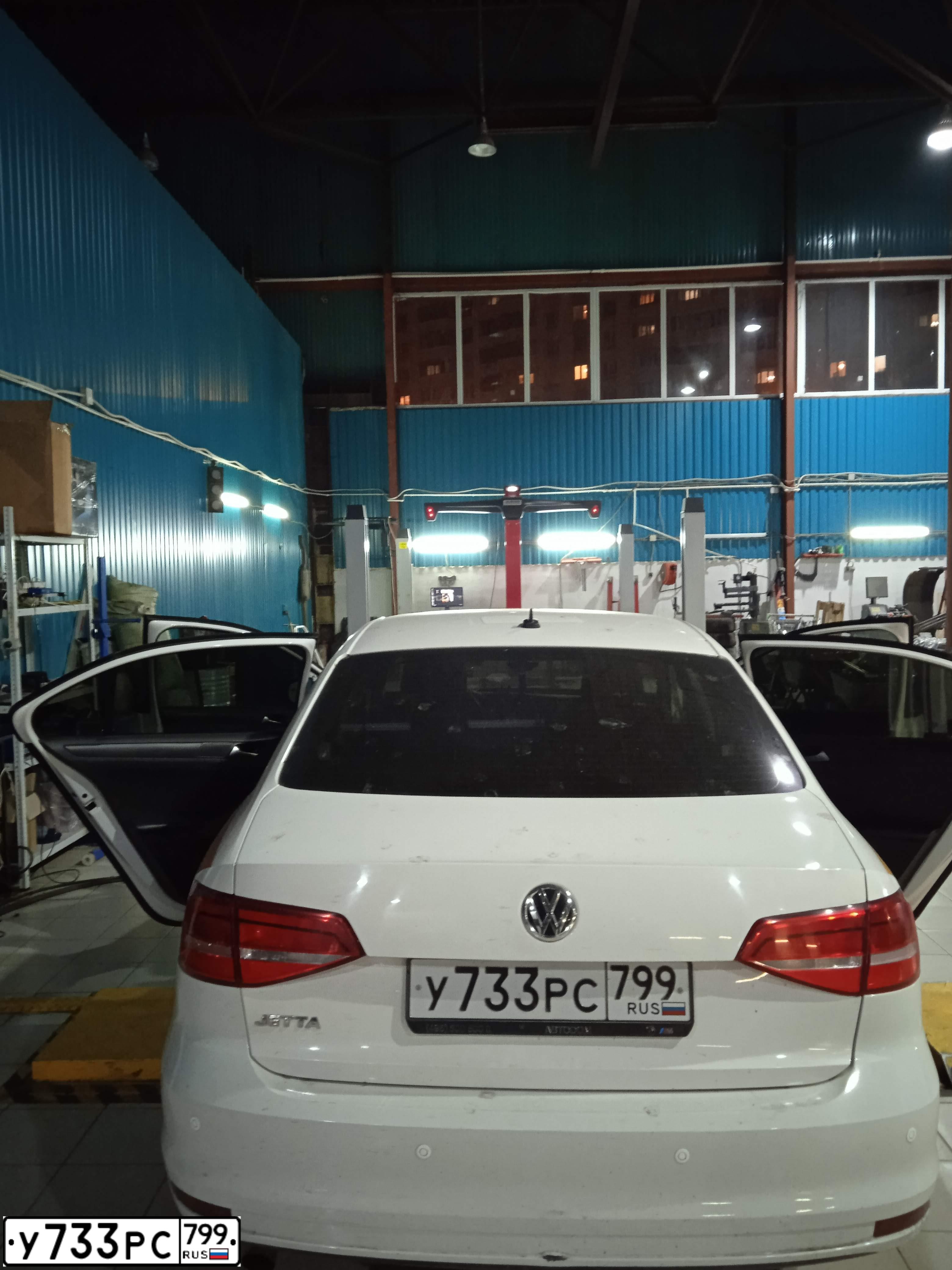 Фото автомобиля VOLKSWAGEN JETTA, 2015 — госномер У733РС799. Цвет: БЕЛЫЙ-ЖЕЛТЫЙ-СЕРЫЙ