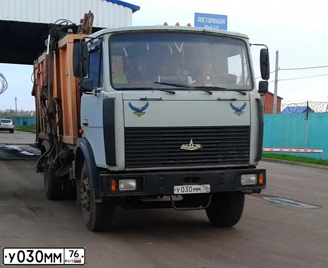 Фото автомобиля MAZ Z 5337 4X2, 2001 — госномер У030ММ76. Цвет: Белый
