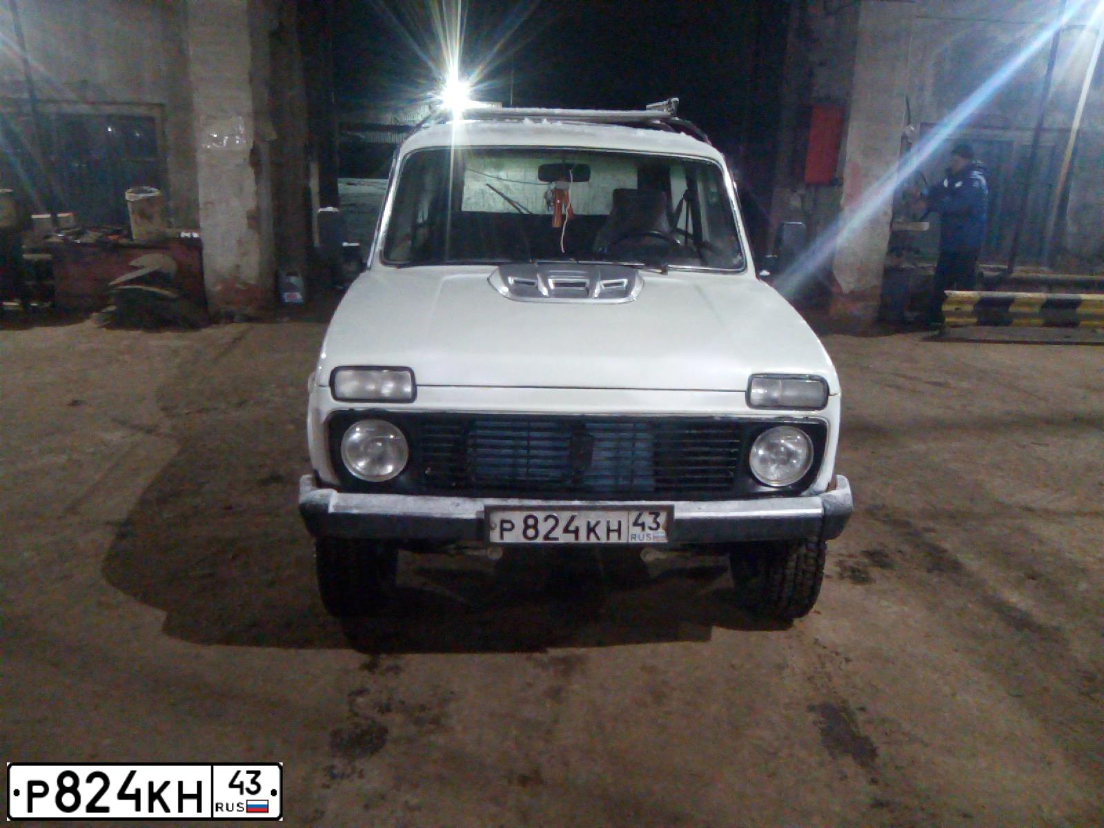 Фото автомобиля LADA 2121 NIVA, 1998 — госномер Р824КН43. Цвет: ЯРКО-БЕЛЫЙ
