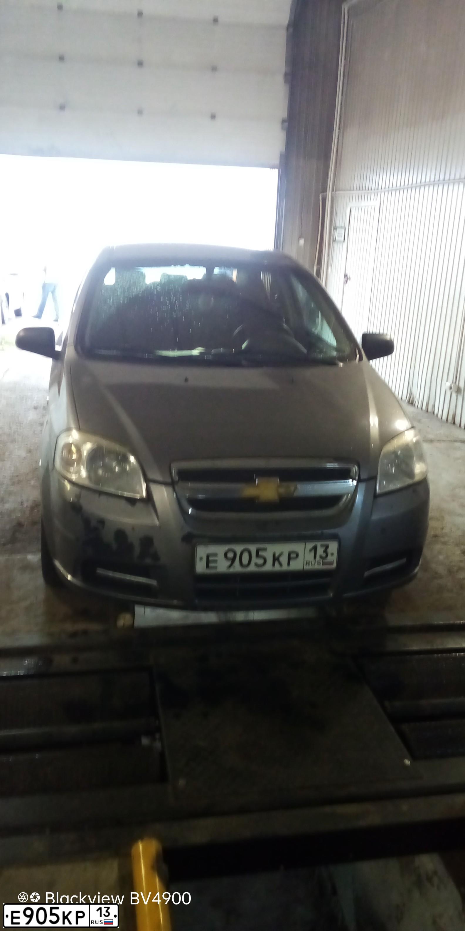 Фото автомобиля CHEVROLET AVEO, 2011 — госномер Е905КР13. Цвет: СЕРЫЙ