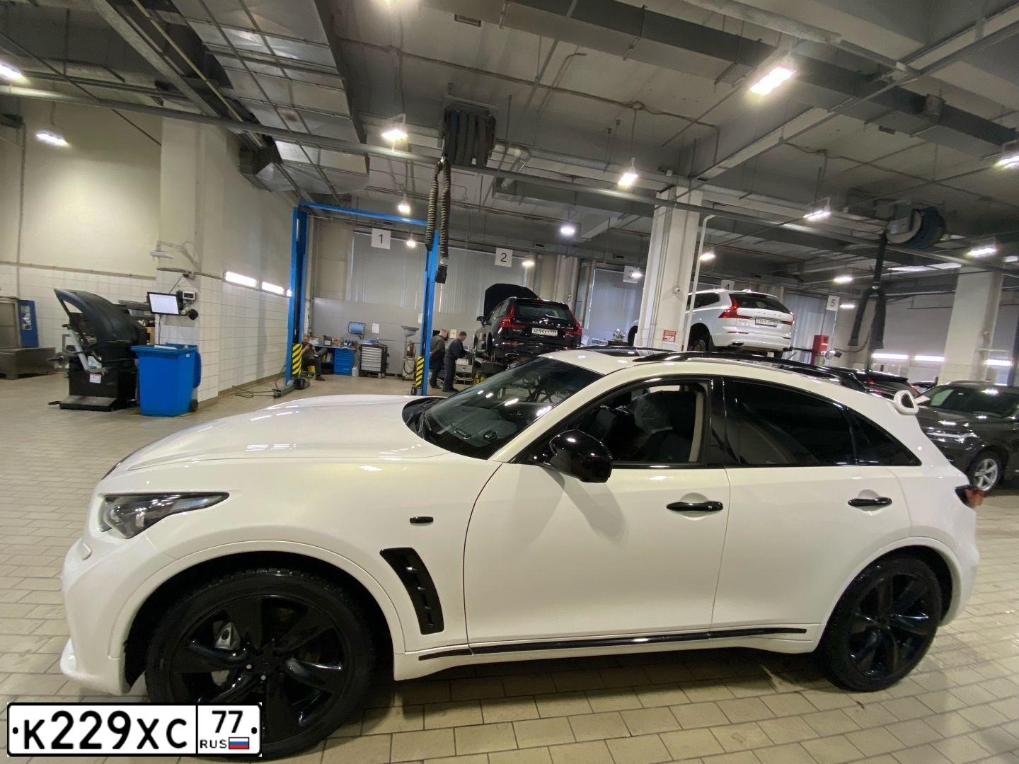 Фото автомобиля INFINITI QX70 /FX/, 2012 — госномер Х054СУ797. Цвет: Белый