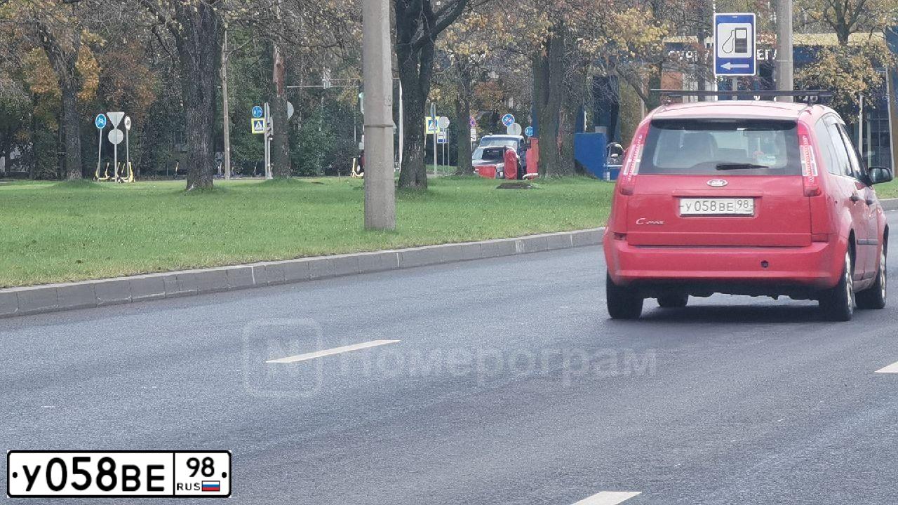 Фото автомобиля FORD FOCUS C-MAX, 2008 — госномер У058ВЕ98. Цвет: Красный