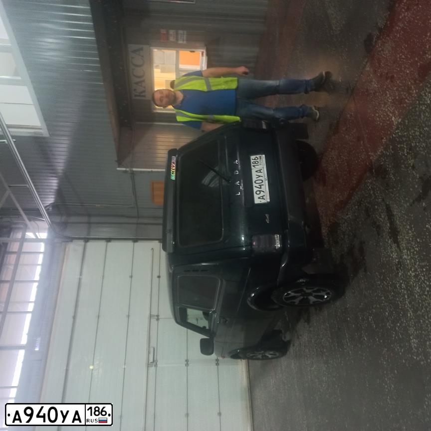 Фото автомобиля LADA 2121 NIVA, 2019 — госномер Р085ТМ186. Цвет: ТЕМНО-ЗЕЛЕНЫЙ