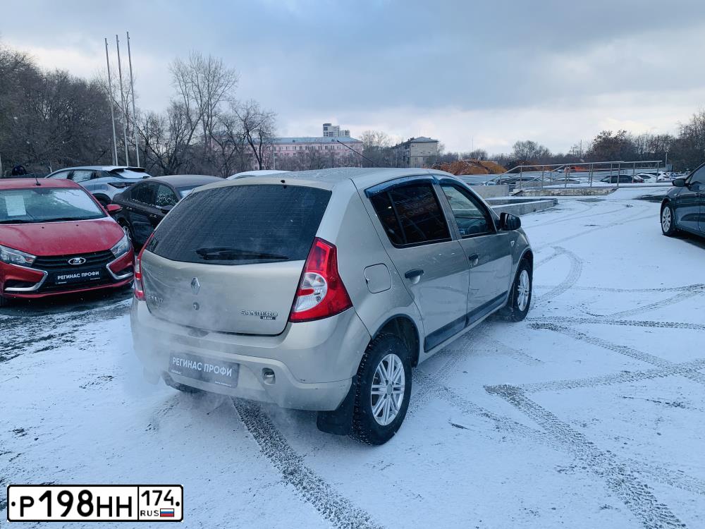 Фото автомобиля RENAULT T SANDERO, 2011 — госномер Р198НН174. Цвет: БЕЖЕВЫЙ