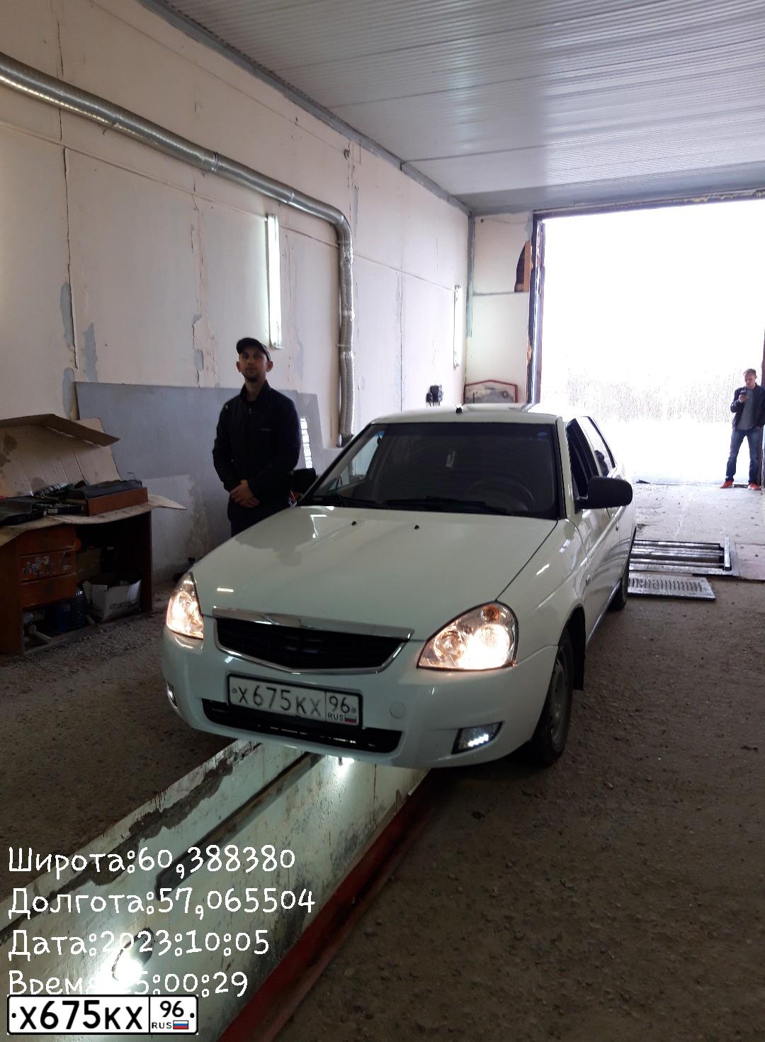 Фото автомобиля LADA 2170 PRIORA, 2010 — госномер Х975КХ96. Цвет: Белый