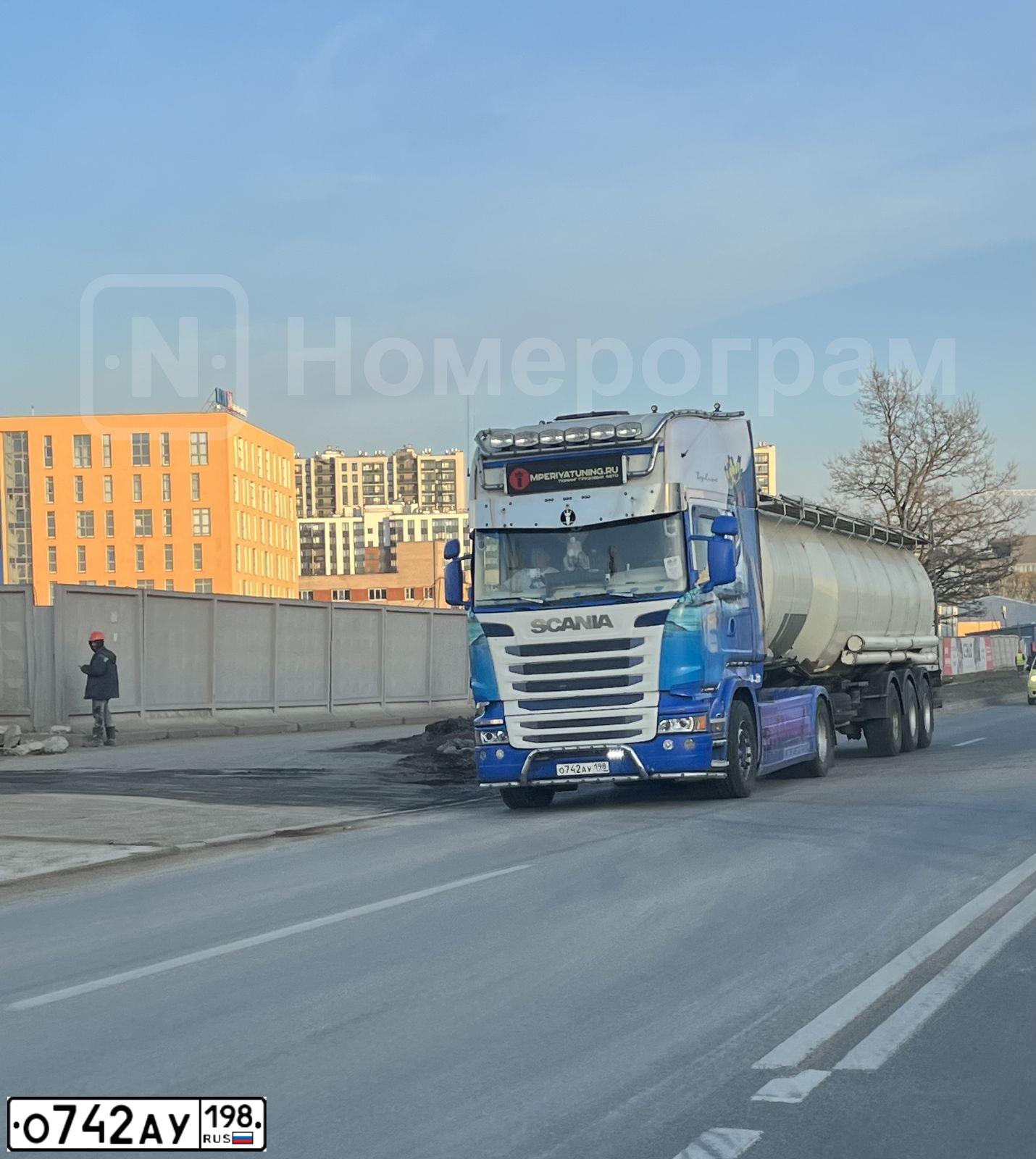 Фото автомобиля SCANIA SERIE R /4X2/, 2018 — госномер О742АУ198. Цвет: Белый