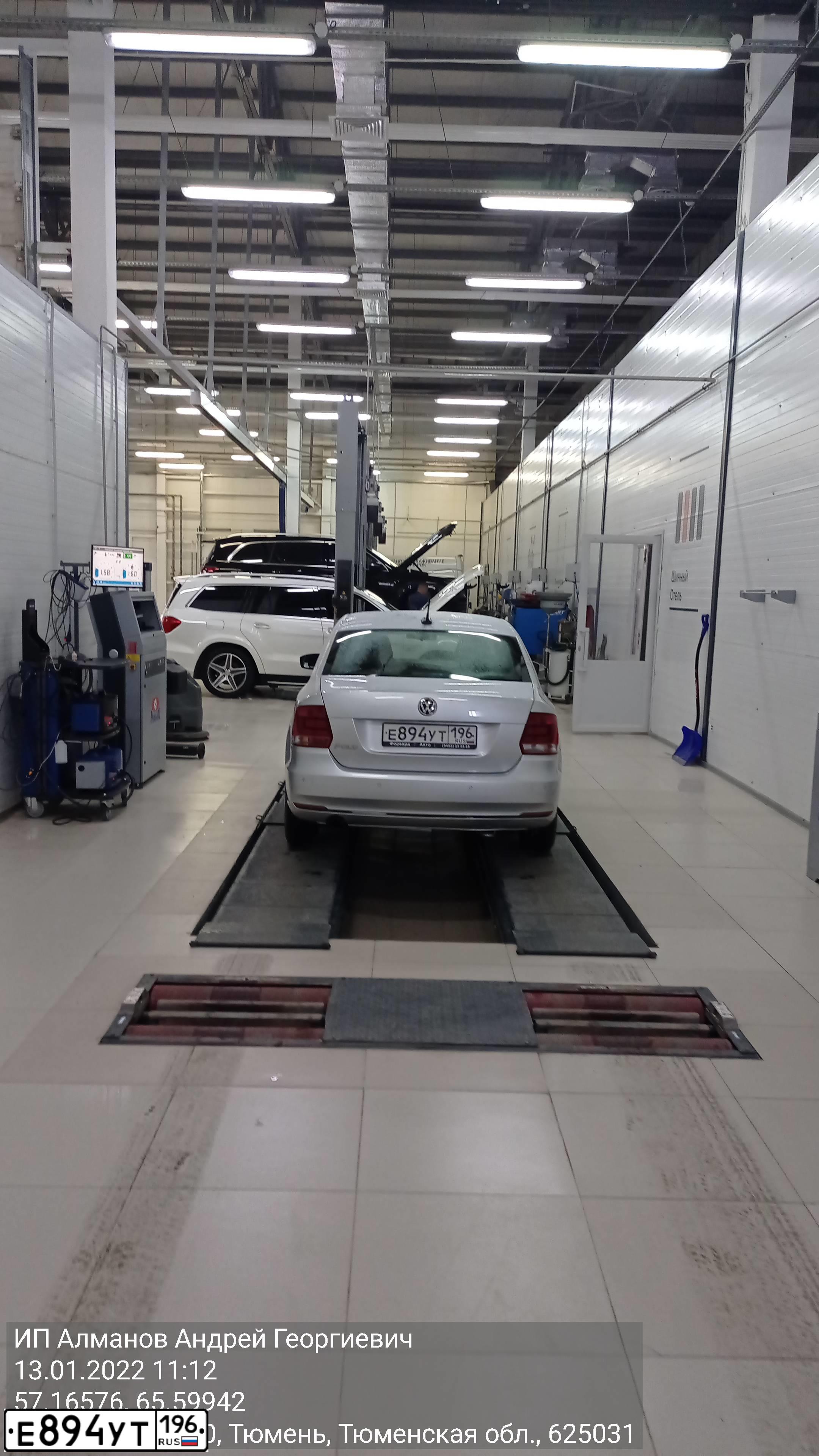 Фото автомобиля VOLKSWAGEN POLO, 2017 — госномер Е964НВ45. Цвет: СЕРЕБРИСТЫЙ