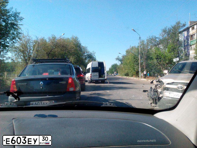 Фото автомобиля RENAULT T LOGAN, 2007 — госномер М064ЕС134. Цвет: ТЕМНО-СЕРЫЙ