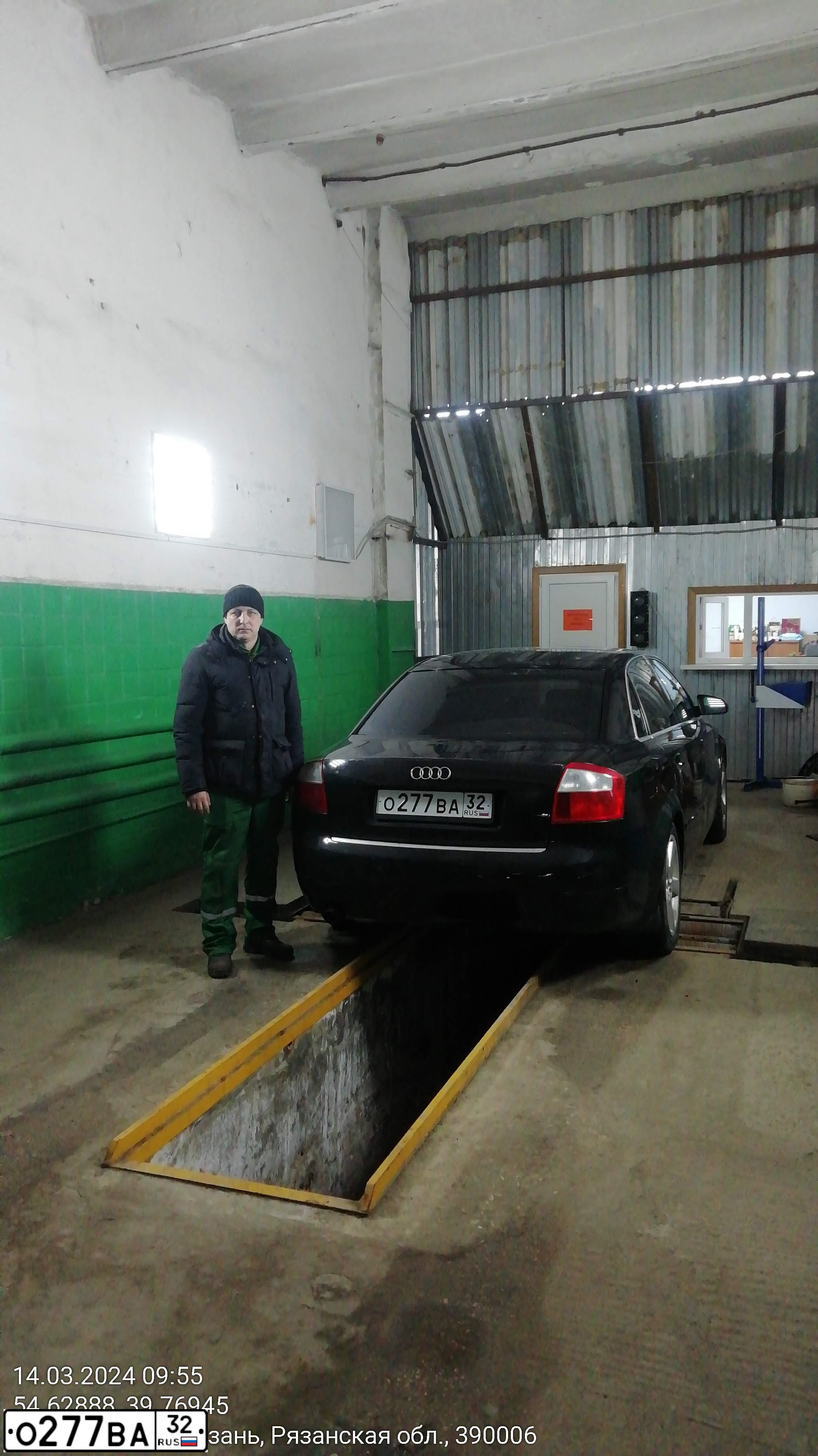 Фото автомобиля AUDI A4, 2001 — госномер А242НМ62. Цвет: ЧЕРНЫЙ