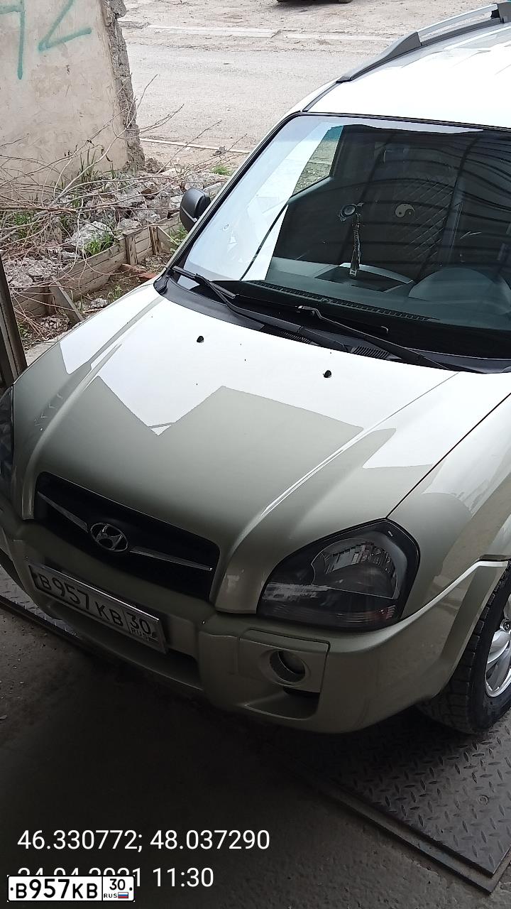 Фото автомобиля HYUNDAI TUCSON, 2008 — госномер В957КВ30. Цвет: СЕРЕБРИСТЫЙ