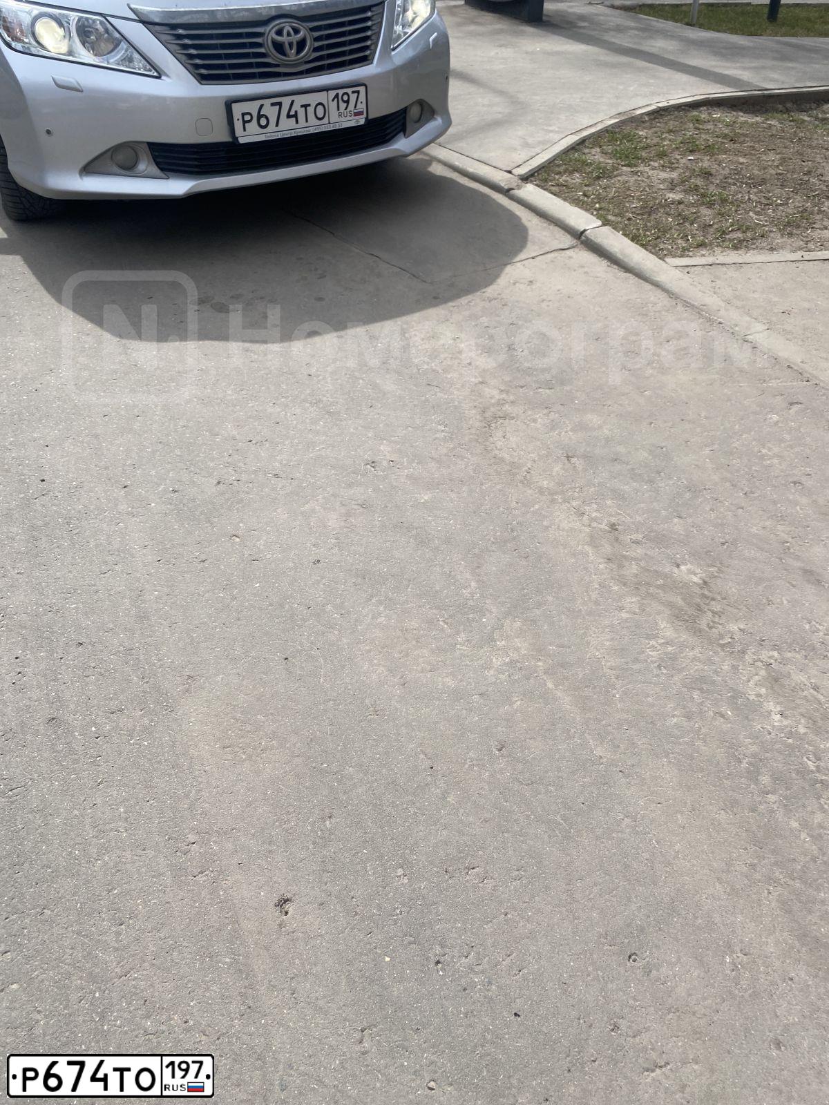 Фото автомобиля TOYOTA CAMRY, 2012 — госномер Р674ТО197. Цвет: Серый