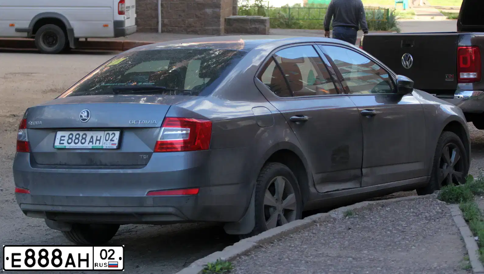Фото автомобиля SKODA OCTAVIA, 2013 — госномер Е888АН02. Цвет: ТЕМНО-СЕРЫЙ