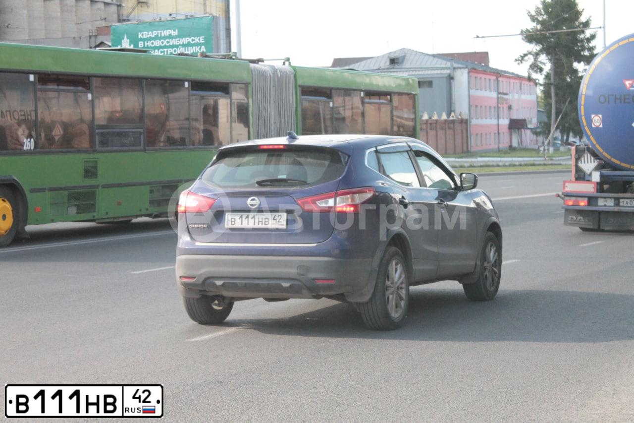 Фото автомобиля NISSAN QASHQAI, 2018 — госномер В111НВ42. Цвет: ТЕМНО-СИНИЙ