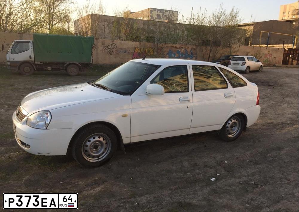 Фото автомобиля LADA 2172 PRIORA, 2009 — госномер Р373ЕА64. Цвет: БЕЛЫЙ