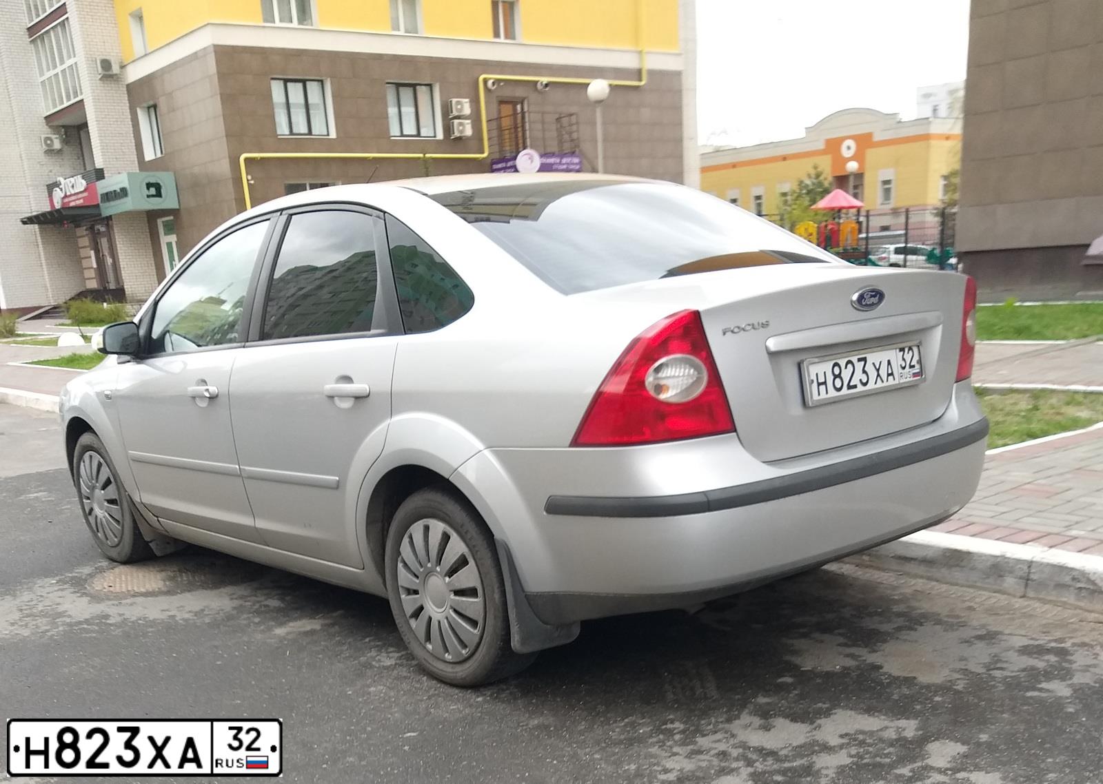 Фото автомобиля FORD FOCUS, 2007 — госномер Н823ХА32. Цвет: Серый