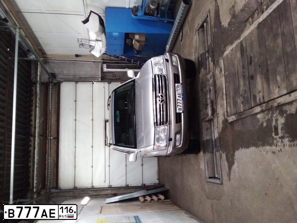 Фото автомобиля TOYOTA LANDCRUISER, 2006 — госномер В777АЕ116. Цвет: Серебристый