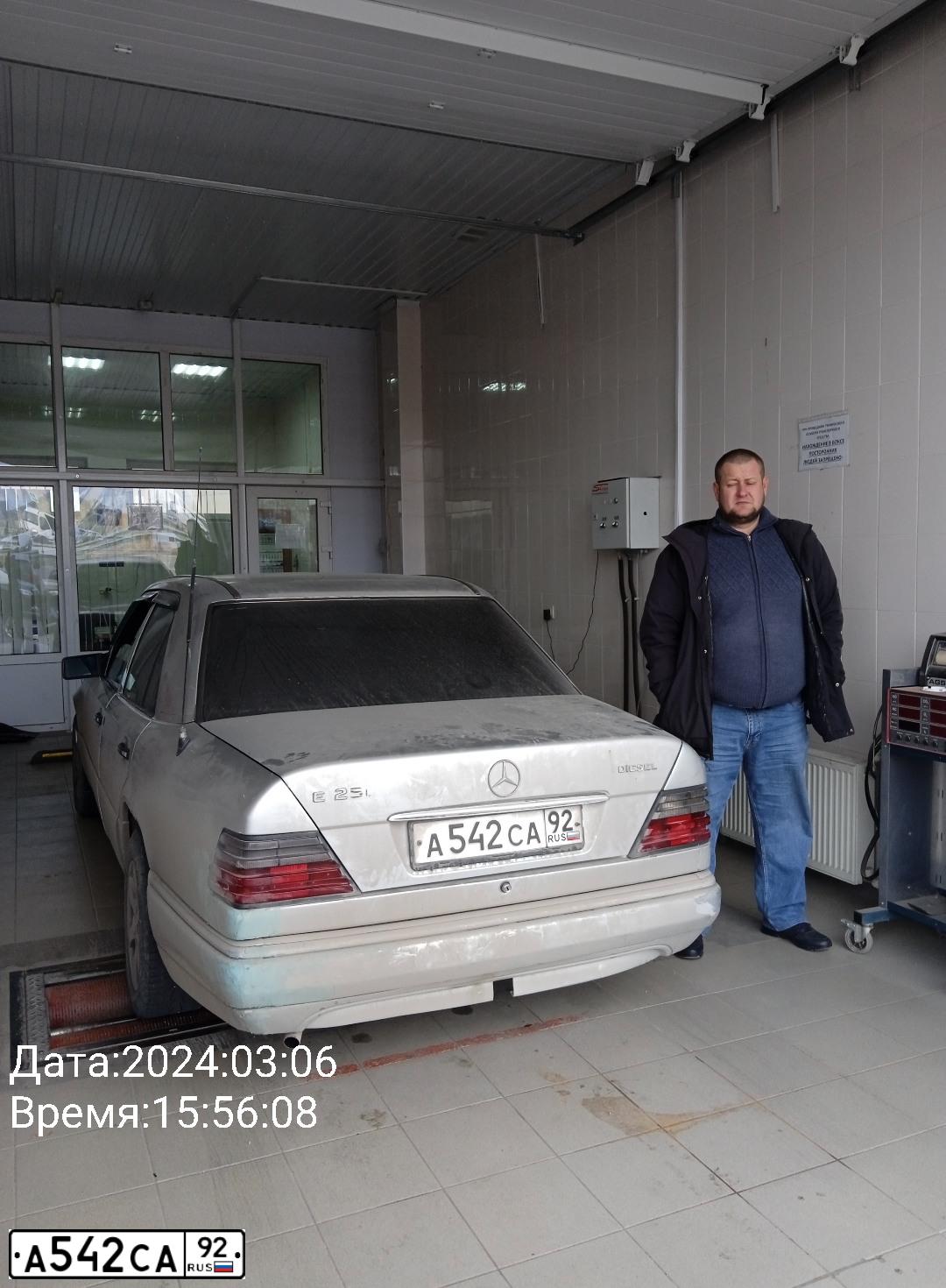 Фото автомобиля MERCEDES E-KLASSE, 1993 — госномер М440КМ93. Цвет: БЕЛЫЙ (СЕРЕБРИСТЫЙ)