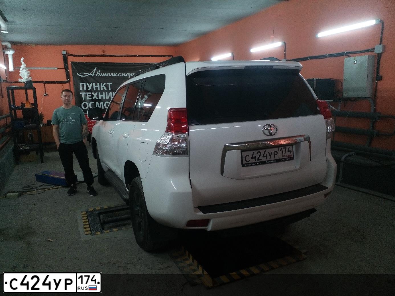 Фото автомобиля TOYOTA LANDCRUISER, 2013 — госномер С424УР174