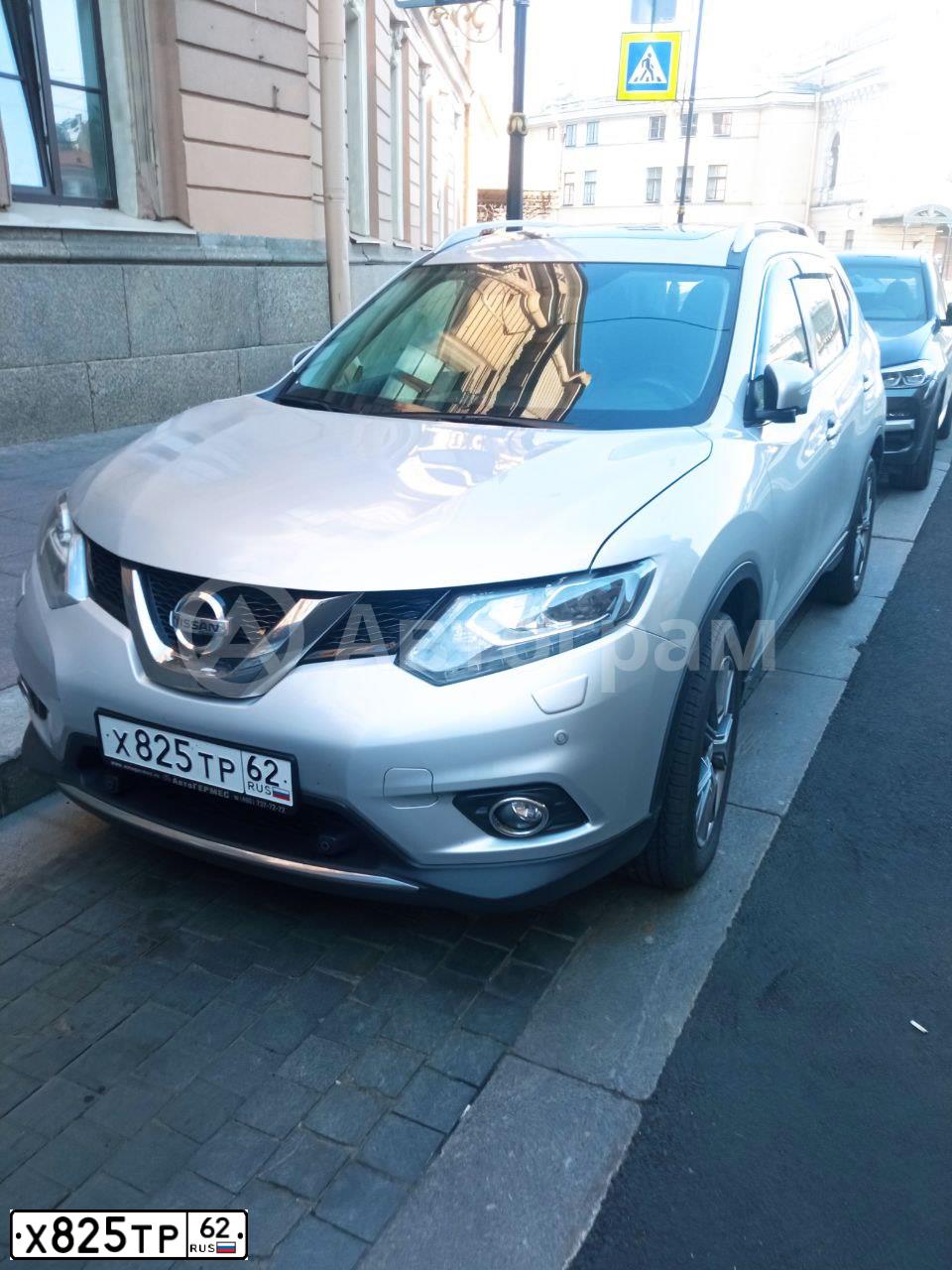 Фото автомобиля NISSAN X-TRAIL, 2017 — госномер Х825ТР62. Цвет: Серебристый