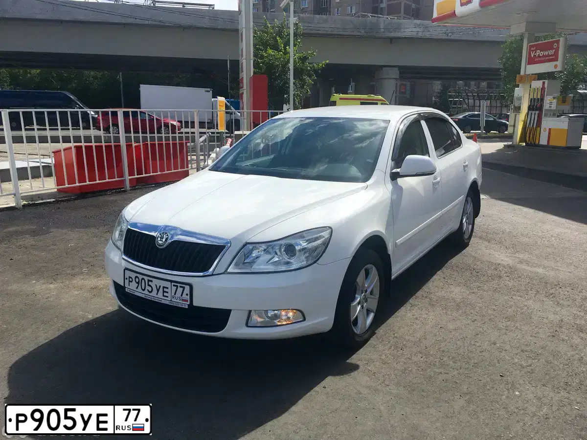 Фото автомобиля SKODA OCTAVIA, 2013 — госномер Р905УЕ77. Цвет: Белый