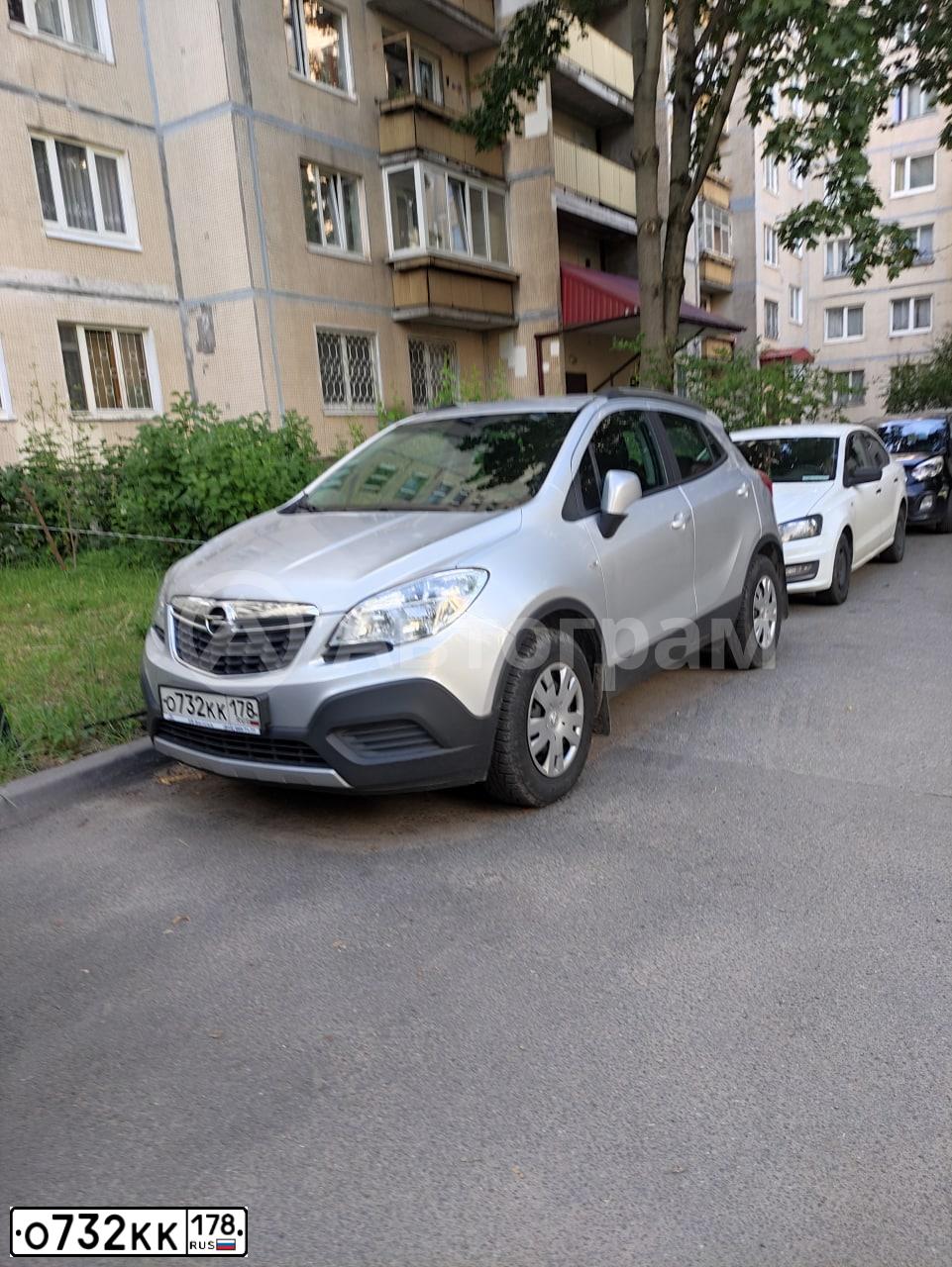 Фото автомобиля OPEL MOKKA, 2013 — госномер О732КК178. Цвет: СЕРЕБРИСТЫЙ