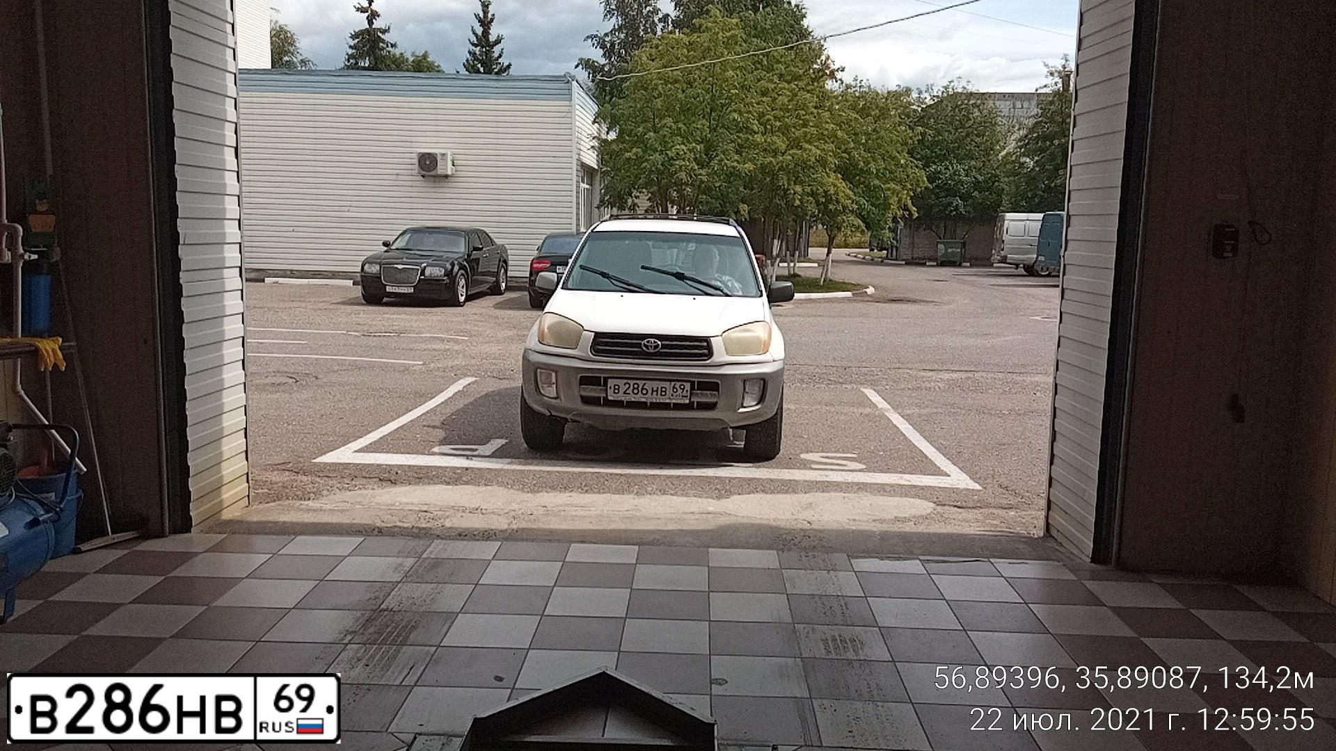 Фото автомобиля TOYOTA RAV4, 2002 — госномер В286НВ69. Цвет: БЕЛЫЙ