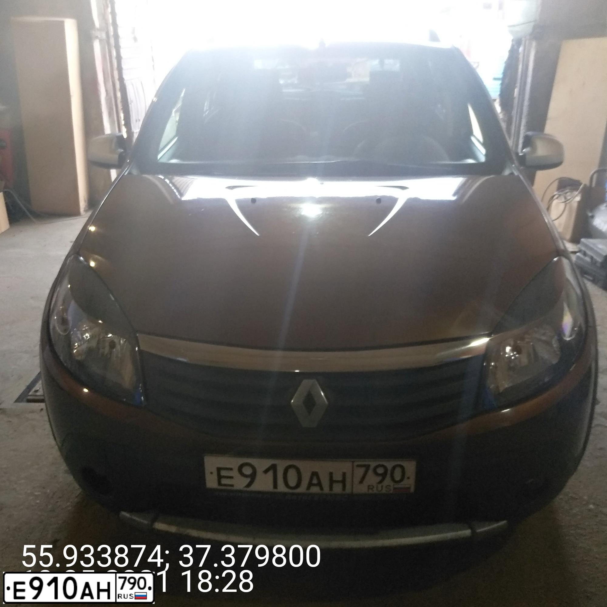 Фото автомобиля RENAULT SANDERO, 2013 — госномер Р307РО77. Цвет: Коричневый
