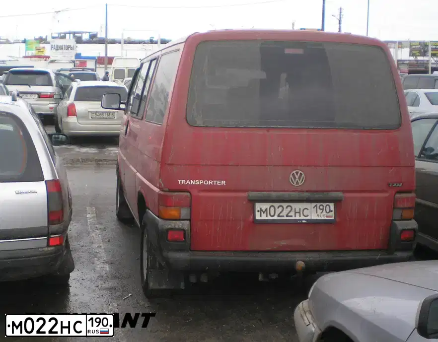 Фото автомобиля VOLKSWAGEN TRANSPORTER, 2000 — госномер М212КО750. Цвет: БОРДОВЫЙ