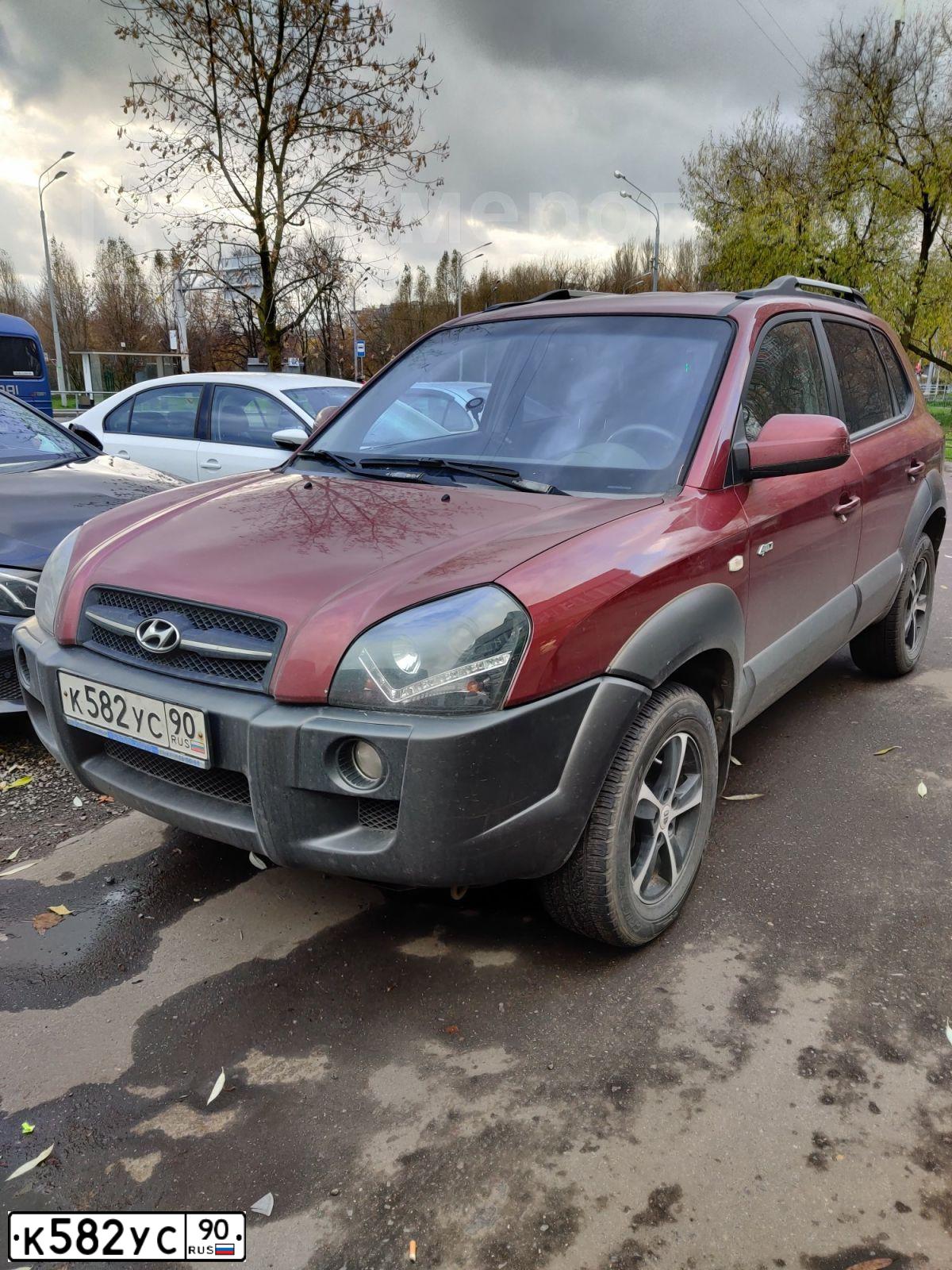 Фото автомобиля HYUNDAI TUCSON, 2005 — госномер К582УС90. Цвет: ВИШНЕВЫЙ