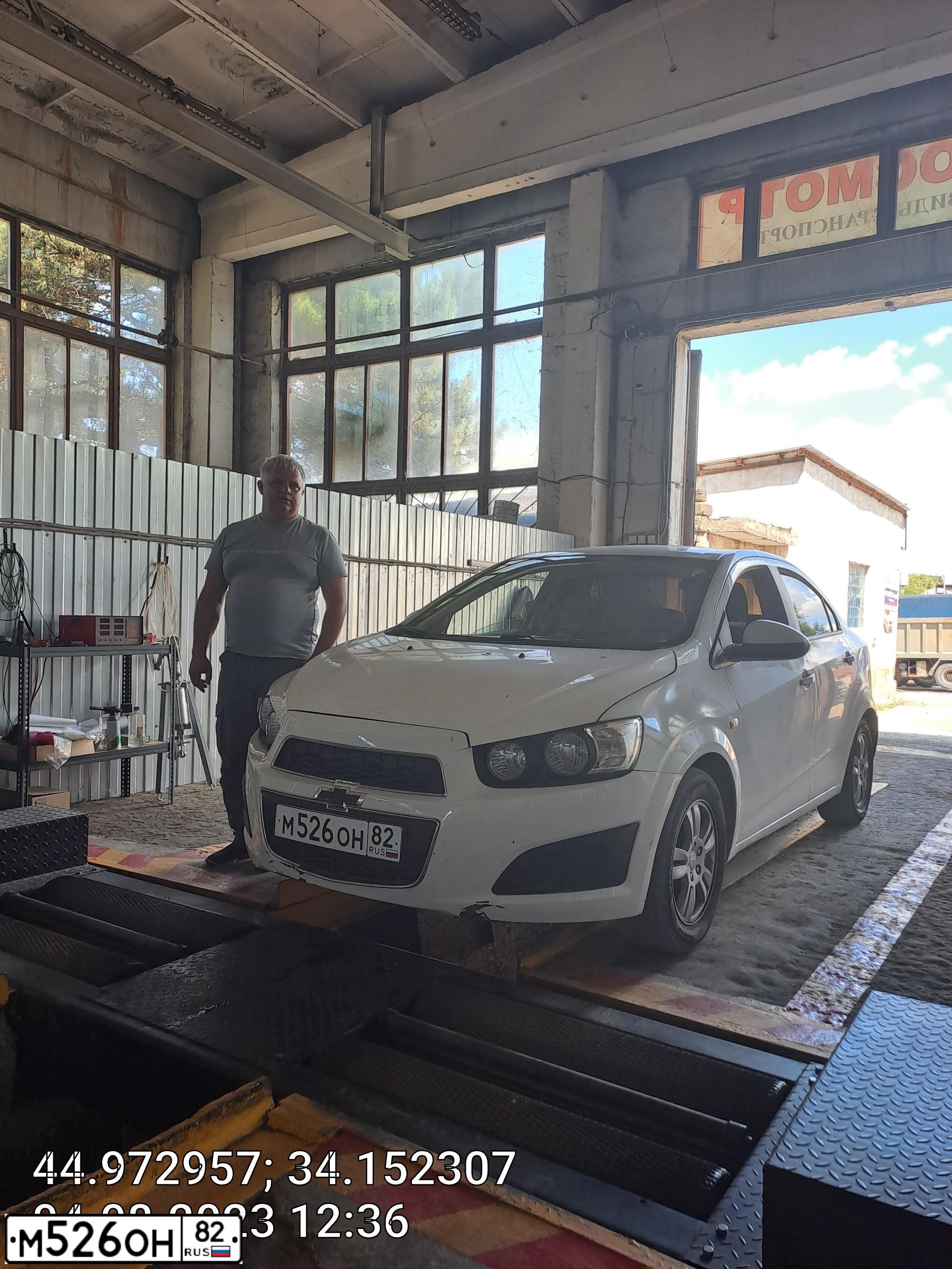 Фото автомобиля CHEVROLET AVEO, 2014 — госномер М526ОН82. Цвет: Белый